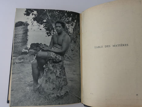 Tahiti et sa Couronne. 1 - Tahiti, Moorea, les Polynésiens 2- Marquises, Sous-le-Vent Australes, Tuamotu.En 2 vols.. T'SERSTEVENS, A.