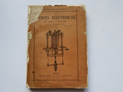 Les lampes électriques et leurs accessoires. Avec 96 figures dans le texte. . P. D'Urbanitsky. Traduction et Appendice par G. Furnier