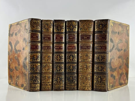 Oeuvres de Molière, avec des remarques grammaticales; des Avertissemens et des Observations sur chaque pièce, par M. Bret. En 6 volumes.. MOLIERE