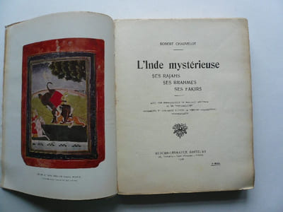 L'Inde mystérieuse. Ses Rajahs. Ses Brahmes. Ses Fakirs. Avec une reproduction de peinture ancienne et 80 photographies. Ornements et lettrines d'après de vieilles enluminures indo-persanes.