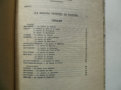 NOS VIEUX MANOIRS À LÉGENDES. Vieux Manoirs fortifiés. Tréguier - Léon - Cornouaille.
