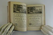 Les Amours pastorales de Daphnis et de Chloé par Longus. Double traduction du grec en françois, de Mr Amiot et d'un anonime, mises en paralelle, et ornées des estampes originales du fameux B. Audran, gravées aux dépens du feu duc d'Orléans,... sur les tableaux inventés et peints de la main de ce grand prince, avec un frontispice de Coypel & autres vignettes & culs de lampe, gravées par D. Focke sur les desseins de Cochin & de Eysen par Longus - Image 3