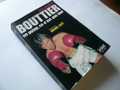Jean-Claude Bouttier : un poing, ce n'est pas tout. Exemplaire enrichi d'un envoi autographe signé de l'auteur et de J.-C. Bouttier