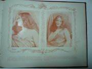 ALBUM REUNISSANT ENVIRON 130 PHOTOS ET DE COURTES NOTICES SUR LES ARTISTES FEMININS :  Julie Bartet, Blanche Pierson, Magnier, Jeanne Bertin, Suzanne Devoyod, Blanche Baretta, Delna, Francine Decroza, Suzanne Reichenberg, Cheirel, Bonheur, Segond-Weber, Duclerc, Fège, MégardMily Meyer, Paulette Filliaux, Jane Marcy, Chassaing-Taride, Marie-Louise Marsy, Emma Eames, Lucienne Bréval, Fougère, Blanche Dufrène, Yahne, Cassive, Tessandier, Emma Calvé, Derville, Hélène Murany, Rose Caron, Louise Brévazl, Avril, Yvette Guilbert, Renée de Presle, Thomsen; Miss Ethel Ross Selwicke, Carrère-Xanrof, Anne Judic, Sorel, Cléo de Mérode, Chabot, Jane Harding, Jeanne Ludwig, Marie Fériel, Jeanne Granier, Jane Demarsy, Otero, Lucy Berthet, Gabrielle Réjane, Jeanne Darlaud, Jane Pierny, Demarsy, Alice Dufrêne, Suzanne Avril Sanderson, Burty, Lucy Gérard, Yahne, Drunzer, Newa Cartoux, Frémaux, Félicia Mallet, Peyral, Suzanne Munte, Réjane, Cerny, Lynnès, Lainé Luguet, Héglon, Nancy Martel, Emilienne d'Alençon, Gabrielle Bazrot, Maria Legault, Andrée Ciriac, Henriette de Mongey, Marcelle Lender, Suzanne Elven, Simone Damaury, Julia DepoixAngèle Héraud, Mathilde Auguez, Alice Dufrène, Soel, Aimée Martial, Melba, Lucy GérardLoellia Froissard, Valérie Colbert, Jane Harding, Marguerite Caron, Suzanne Dalbray, Anna Held, Marie Delna, Rosa Bruck , Héglon, Lavallière, Miss Ethel Ross Selwicke, Raphaelle Sisos, Jane Pierny, Nebbia, Sarah Bernhardt, Marguerite Ugalde, Jeanne Bertiny, Cléo de Mérode, Emma Calvé, Méaly et Emilienne d'Alençon, Marthe Brandès, Eugénie Yahne, La Belle Otéro, Germaine Gallois, Eugénie Buffet, Théo et Saulier, Jeanne Saulier, Gabrielle Réjane-Porel, Valentine Valty, Saint-Cyr, Liane de Pougy, Cécile Sorel, J. Demarsy, Andrée Cyriac, Sybil de Sainderson, Marguerite Nébia, Biana Duhamel, Wanda de Boncza. par PHOTOS DE REUTLINGER ET DE G. CAMUS - Image 2