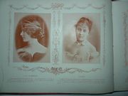 ALBUM REUNISSANT ENVIRON 130 PHOTOS ET DE COURTES NOTICES SUR LES ARTISTES FEMININS :  Julie Bartet, Blanche Pierson, Magnier, Jeanne Bertin, Suzanne Devoyod, Blanche Baretta, Delna, Francine Decroza, Suzanne Reichenberg, Cheirel, Bonheur, Segond-Weber, Duclerc, Fège, MégardMily Meyer, Paulette Filliaux, Jane Marcy, Chassaing-Taride, Marie-Louise Marsy, Emma Eames, Lucienne Bréval, Fougère, Blanche Dufrène, Yahne, Cassive, Tessandier, Emma Calvé, Derville, Hélène Murany, Rose Caron, Louise Brévazl, Avril, Yvette Guilbert, Renée de Presle, Thomsen; Miss Ethel Ross Selwicke, Carrère-Xanrof, Anne Judic, Sorel, Cléo de Mérode, Chabot, Jane Harding, Jeanne Ludwig, Marie Fériel, Jeanne Granier, Jane Demarsy, Otero, Lucy Berthet, Gabrielle Réjane, Jeanne Darlaud, Jane Pierny, Demarsy, Alice Dufrêne, Suzanne Avril Sanderson, Burty, Lucy Gérard, Yahne, Drunzer, Newa Cartoux, Frémaux, Félicia Mallet, Peyral, Suzanne Munte, Réjane, Cerny, Lynnès, Lainé Luguet, Héglon, Nancy Martel, Emilienne d'Alençon, Gabrielle Bazrot, Maria Legault, Andrée Ciriac, Henriette de Mongey, Marcelle Lender, Suzanne Elven, Simone Damaury, Julia DepoixAngèle Héraud, Mathilde Auguez, Alice Dufrène, Soel, Aimée Martial, Melba, Lucy GérardLoellia Froissard, Valérie Colbert, Jane Harding, Marguerite Caron, Suzanne Dalbray, Anna Held, Marie Delna, Rosa Bruck , Héglon, Lavallière, Miss Ethel Ross Selwicke, Raphaelle Sisos, Jane Pierny, Nebbia, Sarah Bernhardt, Marguerite Ugalde, Jeanne Bertiny, Cléo de Mérode, Emma Calvé, Méaly et Emilienne d'Alençon, Marthe Brandès, Eugénie Yahne, La Belle Otéro, Germaine Gallois, Eugénie Buffet, Théo et Saulier, Jeanne Saulier, Gabrielle Réjane-Porel, Valentine Valty, Saint-Cyr, Liane de Pougy, Cécile Sorel, J. Demarsy, Andrée Cyriac, Sybil de Sainderson, Marguerite Nébia, Biana Duhamel, Wanda de Boncza. par PHOTOS DE REUTLINGER ET DE G. CAMUS - Image 5