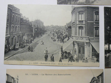 Réunion de 13 cartes postales anciennes (années 20) représentant la ville de LENS (Pas-de-Calais) : Corons, Bvd des Ecoles-Marché aux Légumes, Rue de ...