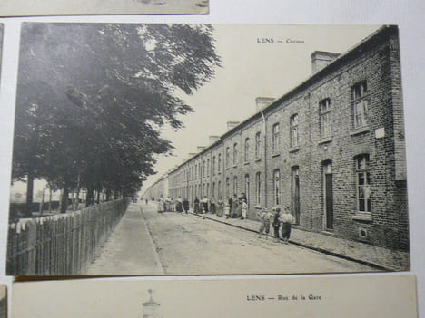 Réunion de 13 cartes postales anciennes (années 20) représentant la ville de LENS (Pas-de-Calais) : Corons, Bvd des Ecoles-Marché aux Légumes, Rue de ...