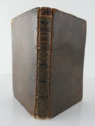 PHARMACOPOEIA BATEANA, Quâ Nongenta. Circiter Pharmaca, pleraque omnia è praxi Georgii Batei Regi Carolo II. Medici Primarii excerpta, ordine alphabetico concisè exhibentur, cum Viribus & Dosibus annexis. Quorum Nonnulla in Laboratorio Publico Pharmacopoeano Lond. fideliter parantur Venalia : Atque in usu sunt hodierno apud Medicos Londinenses. Huic accesserunt Arcana Goddardiana, item Orthotonia Medicorum Observata et Tabula Posologica Dosibus Pharmacorum accomodata. Cum Indice Morborum, Curationum, &c. Curâ J.S. Pharmacopoei Lond. Editio sexta cum Appendice ex Autographo Eximii Authoris desumpta. par BATE George  - Image 1