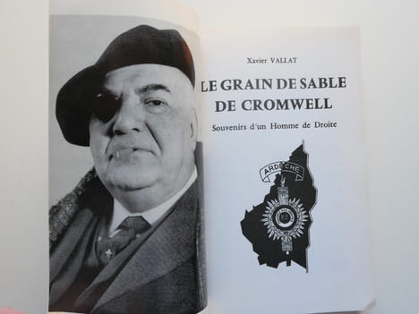 LE GRAIN DE SABLE DE CROMWELL. Souvenirs d'un homme de droite. Xavier VALLAT