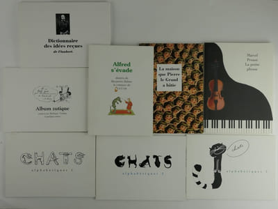 Réunion de 8 ouvrages des Typographies Expressives. TIRAGES DE TETE, hormis La Maison que P. le Grand a bâtie, TOUS SIGNES ET NUMEROTES, Dictionnaire des idées reçues, 1989, 93p.. Alfred s'évade. Dessins de Benjamin Rabier, le créateur de Gédéon. 2011, 35p. La Petite Phrase, 2008, 101p. Album Zutique composé par Rimbaud, Verlaine et quelques autres, 2012, 67p. La maison que Pierre-le-Grand a bâtie (jeu récréatif), suivie de Voilà la petite Fille bien obéissante. 2010, 43p.Chats alphabétiques 1-2-3, 2012