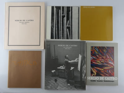 Réunion de 10 catalogues autour de Sergio de Castro. 1) S. de Castro, Natures mortes 1958-1965. Envoi autographe signé. Galerie des Ambassades / Galerie Calarte, 1988, np. 2) S. de Castro. Peintures de 1956 à 1966, Musée des Beaux-Arts de Caen, 22 nov. 1975 - 4 janvier 1976. 3) S. de Castro, Editions Universitaires Fribourg / Suisse 1966. Cat. d'exposition du 23 juillet au 25 sept. 1966, 69p. 4) S. de Castro - Oslo Kunstforening 1970. Cat. en norvégien.  5) S.de Castro, Les Ateliers 1958-1969, Galerie des Ambassades (avec carton d'invitation). 1989, 49p. 6) Galerie Jacob. Ceci regarde la peinture, texte de Guy Weelen. 4 octobre 1974. 14 reproductions NB. Amical envoi autographe signé à Jean-dominique Rey. Joint une carte posytale "Auf den Zykladen".7) S. de Castro. Werke des Jahres 1965-1975. Gemälde. Gouachen - Handzeichnungen. Ausstellung Kunsthalle Bremen, 25 Mai bis 29. Juli 1975. Envoi de l'artiste. 83p. Texte en all. 8) S. de Castro, Peintures, Galerie Jacob, Octobre-Novembre 1974. Envoi, très graphique, de S. de Castro. 9). 1er Festival d'Art Sacré Contemporain de Bayeux. S. de Castro, Sujets Religieux 1948-1978. Exposition du 6 juillet - 5 septembre 1988. 10) S. de Castro, Années 1987 à 1997. Elf Atochel, Paris La Défense, 1997, 35p. Avec carton d'invitation. 