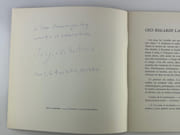 Réunion de 10 catalogues autour de Sergio de Castro. 1) S. de Castro, Natures mortes 1958-1965. Envoi autographe signé. Galerie des Ambassades / Galerie Calarte, 1988, np. 2) S. de Castro. Peintures de 1956 à 1966, Musée des Beaux-Arts de Caen, 22 nov. 1975 - 4 janvier 1976. 3) S. de Castro, Editions Universitaires Fribourg / Suisse 1966. Cat. d'exposition du 23 juillet au 25 sept. 1966, 69p. 4) S. de Castro - Oslo Kunstforening 1970. Cat. en norvégien.  5) S.de Castro, Les Ateliers 1958-1969, Galerie des Ambassades (avec carton d'invitation). 1989, 49p. 6) Galerie Jacob. Ceci regarde la peinture, texte de Guy Weelen. 4 octobre 1974. 14 reproductions NB. Amical envoi autographe signé à Jean-dominique Rey. Joint une carte posytale "Auf den Zykladen".7) S. de Castro. Werke des Jahres 1965-1975. Gemälde. Gouachen - Handzeichnungen. Ausstellung Kunsthalle Bremen, 25 Mai bis 29. Juli 1975. Envoi de l'artiste. 83p. Texte en all. 8) S. de Castro, Peintures, Galerie Jacob, Octobre-Novembre 1974. Envoi, très graphique, de S. de Castro. 9). 1er Festival d'Art Sacré Contemporain de Bayeux. S. de Castro, Sujets Religieux 1948-1978. Exposition du 6 juillet - 5 septembre 1988. 10) S. de Castro, Années 1987 à 1997. Elf Atochel, Paris La Défense, 1997, 35p. Avec carton d'invitation.  par Sergio de Castro.  - Image 10