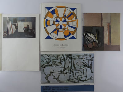 Réunion de 10 catalogues autour de Sergio de Castro. 1) S. de Castro, Natures mortes 1958-1965. Envoi autographe signé. Galerie des Ambassades / Galerie Calarte, 1988, np. 2) S. de Castro. Peintures de 1956 à 1966, Musée des Beaux-Arts de Caen, 22 nov. 1975 - 4 janvier 1976. 3) S. de Castro, Editions Universitaires Fribourg / Suisse 1966. Cat. d'exposition du 23 juillet au 25 sept. 1966, 69p. 4) S. de Castro - Oslo Kunstforening 1970. Cat. en norvégien.  5) S.de Castro, Les Ateliers 1958-1969, Galerie des Ambassades (avec carton d'invitation). 1989, 49p. 6) Galerie Jacob. Ceci regarde la peinture, texte de Guy Weelen. 4 octobre 1974. 14 reproductions NB. Amical envoi autographe signé à Jean-dominique Rey. Joint une carte posytale "Auf den Zykladen".7) S. de Castro. Werke des Jahres 1965-1975. Gemälde. Gouachen - Handzeichnungen. Ausstellung Kunsthalle Bremen, 25 Mai bis 29. Juli 1975. Envoi de l'artiste. 83p. Texte en all. 8) S. de Castro, Peintures, Galerie Jacob, Octobre-Novembre 1974. Envoi, très graphique, de S. de Castro. 9). 1er Festival d'Art Sacré Contemporain de Bayeux. S. de Castro, Sujets Religieux 1948-1978. Exposition du 6 juillet - 5 septembre 1988. 10) S. de Castro, Années 1987 à 1997. Elf Atochel, Paris La Défense, 1997, 35p. Avec carton d'invitation. 