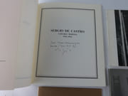 Réunion de 10 catalogues autour de Sergio de Castro. 1) S. de Castro, Natures mortes 1958-1965. Envoi autographe signé. Galerie des Ambassades / Galerie Calarte, 1988, np. 2) S. de Castro. Peintures de 1956 à 1966, Musée des Beaux-Arts de Caen, 22 nov. 1975 - 4 janvier 1976. 3) S. de Castro, Editions Universitaires Fribourg / Suisse 1966. Cat. d'exposition du 23 juillet au 25 sept. 1966, 69p. 4) S. de Castro - Oslo Kunstforening 1970. Cat. en norvégien.  5) S.de Castro, Les Ateliers 1958-1969, Galerie des Ambassades (avec carton d'invitation). 1989, 49p. 6) Galerie Jacob. Ceci regarde la peinture, texte de Guy Weelen. 4 octobre 1974. 14 reproductions NB. Amical envoi autographe signé à Jean-dominique Rey. Joint une carte posytale "Auf den Zykladen".7) S. de Castro. Werke des Jahres 1965-1975. Gemälde. Gouachen - Handzeichnungen. Ausstellung Kunsthalle Bremen, 25 Mai bis 29. Juli 1975. Envoi de l'artiste. 83p. Texte en all. 8) S. de Castro, Peintures, Galerie Jacob, Octobre-Novembre 1974. Envoi, très graphique, de S. de Castro. 9). 1er Festival d'Art Sacré Contemporain de Bayeux. S. de Castro, Sujets Religieux 1948-1978. Exposition du 6 juillet - 5 septembre 1988. 10) S. de Castro, Années 1987 à 1997. Elf Atochel, Paris La Défense, 1997, 35p. Avec carton d'invitation.  par Sergio de Castro.  - Image 3