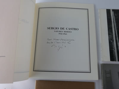 Réunion de 10 catalogues autour de Sergio de Castro. 1) S. de Castro, Natures mortes 1958-1965. Envoi autographe signé. Galerie des Ambassades / Galerie Calarte, 1988, np. 2) S. de Castro. Peintures de 1956 à 1966, Musée des Beaux-Arts de Caen, 22 nov. 1975 - 4 janvier 1976. 3) S. de Castro, Editions Universitaires Fribourg / Suisse 1966. Cat. d'exposition du 23 juillet au 25 sept. 1966, 69p. 4) S. de Castro - Oslo Kunstforening 1970. Cat. en norvégien.  5) S.de Castro, Les Ateliers 1958-1969, Galerie des Ambassades (avec carton d'invitation). 1989, 49p. 6) Galerie Jacob. Ceci regarde la peinture, texte de Guy Weelen. 4 octobre 1974. 14 reproductions NB. Amical envoi autographe signé à Jean-dominique Rey. Joint une carte posytale "Auf den Zykladen".7) S. de Castro. Werke des Jahres 1965-1975. Gemälde. Gouachen - Handzeichnungen. Ausstellung Kunsthalle Bremen, 25 Mai bis 29. Juli 1975. Envoi de l'artiste. 83p. Texte en all. 8) S. de Castro, Peintures, Galerie Jacob, Octobre-Novembre 1974. Envoi, très graphique, de S. de Castro. 9). 1er Festival d'Art Sacré Contemporain de Bayeux. S. de Castro, Sujets Religieux 1948-1978. Exposition du 6 juillet - 5 septembre 1988. 10) S. de Castro, Années 1987 à 1997. Elf Atochel, Paris La Défense, 1997, 35p. Avec carton d'invitation. 