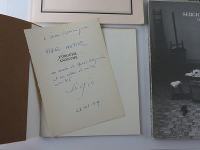 Réunion de 10 catalogues autour de Sergio de Castro. 1) S. de Castro, Natures mortes 1958-1965. Envoi autographe signé. Galerie des Ambassades / Galerie Calarte, 1988, np. 2) S. de Castro. Peintures de 1956 à 1966, Musée des Beaux-Arts de Caen, 22 nov. 1975 - 4 janvier 1976. 3) S. de Castro, Editions Universitaires Fribourg / Suisse 1966. Cat. d'exposition du 23 juillet au 25 sept. 1966, 69p. 4) S. de Castro - Oslo Kunstforening 1970. Cat. en norvégien.  5) S.de Castro, Les Ateliers 1958-1969, Galerie des Ambassades (avec carton d'invitation). 1989, 49p. 6) Galerie Jacob. Ceci regarde la peinture, texte de Guy Weelen. 4 octobre 1974. 14 reproductions NB. Amical envoi autographe signé à Jean-dominique Rey. Joint une carte posytale "Auf den Zykladen".7) S. de Castro. Werke des Jahres 1965-1975. Gemälde. Gouachen - Handzeichnungen. Ausstellung Kunsthalle Bremen, 25 Mai bis 29. Juli 1975. Envoi de l'artiste. 83p. Texte en all. 8) S. de Castro, Peintures, Galerie Jacob, Octobre-Novembre 1974. Envoi, très graphique, de S. de Castro. 9). 1er Festival d'Art Sacré Contemporain de Bayeux. S. de Castro, Sujets Religieux 1948-1978. Exposition du 6 juillet - 5 septembre 1988. 10) S. de Castro, Années 1987 à 1997. Elf Atochel, Paris La Défense, 1997, 35p. Avec carton d'invitation. 