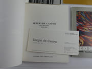Réunion de 10 catalogues autour de Sergio de Castro. 1) S. de Castro, Natures mortes 1958-1965. Envoi autographe signé. Galerie des Ambassades / Galerie Calarte, 1988, np. 2) S. de Castro. Peintures de 1956 à 1966, Musée des Beaux-Arts de Caen, 22 nov. 1975 - 4 janvier 1976. 3) S. de Castro, Editions Universitaires Fribourg / Suisse 1966. Cat. d'exposition du 23 juillet au 25 sept. 1966, 69p. 4) S. de Castro - Oslo Kunstforening 1970. Cat. en norvégien.  5) S.de Castro, Les Ateliers 1958-1969, Galerie des Ambassades (avec carton d'invitation). 1989, 49p. 6) Galerie Jacob. Ceci regarde la peinture, texte de Guy Weelen. 4 octobre 1974. 14 reproductions NB. Amical envoi autographe signé à Jean-dominique Rey. Joint une carte posytale "Auf den Zykladen".7) S. de Castro. Werke des Jahres 1965-1975. Gemälde. Gouachen - Handzeichnungen. Ausstellung Kunsthalle Bremen, 25 Mai bis 29. Juli 1975. Envoi de l'artiste. 83p. Texte en all. 8) S. de Castro, Peintures, Galerie Jacob, Octobre-Novembre 1974. Envoi, très graphique, de S. de Castro. 9). 1er Festival d'Art Sacré Contemporain de Bayeux. S. de Castro, Sujets Religieux 1948-1978. Exposition du 6 juillet - 5 septembre 1988. 10) S. de Castro, Années 1987 à 1997. Elf Atochel, Paris La Défense, 1997, 35p. Avec carton d'invitation.  par Sergio de Castro.  - Image 5