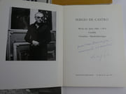 Réunion de 10 catalogues autour de Sergio de Castro. 1) S. de Castro, Natures mortes 1958-1965. Envoi autographe signé. Galerie des Ambassades / Galerie Calarte, 1988, np. 2) S. de Castro. Peintures de 1956 à 1966, Musée des Beaux-Arts de Caen, 22 nov. 1975 - 4 janvier 1976. 3) S. de Castro, Editions Universitaires Fribourg / Suisse 1966. Cat. d'exposition du 23 juillet au 25 sept. 1966, 69p. 4) S. de Castro - Oslo Kunstforening 1970. Cat. en norvégien.  5) S.de Castro, Les Ateliers 1958-1969, Galerie des Ambassades (avec carton d'invitation). 1989, 49p. 6) Galerie Jacob. Ceci regarde la peinture, texte de Guy Weelen. 4 octobre 1974. 14 reproductions NB. Amical envoi autographe signé à Jean-dominique Rey. Joint une carte posytale "Auf den Zykladen".7) S. de Castro. Werke des Jahres 1965-1975. Gemälde. Gouachen - Handzeichnungen. Ausstellung Kunsthalle Bremen, 25 Mai bis 29. Juli 1975. Envoi de l'artiste. 83p. Texte en all. 8) S. de Castro, Peintures, Galerie Jacob, Octobre-Novembre 1974. Envoi, très graphique, de S. de Castro. 9). 1er Festival d'Art Sacré Contemporain de Bayeux. S. de Castro, Sujets Religieux 1948-1978. Exposition du 6 juillet - 5 septembre 1988. 10) S. de Castro, Années 1987 à 1997. Elf Atochel, Paris La Défense, 1997, 35p. Avec carton d'invitation.  par Sergio de Castro.  - Image 6