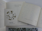 Réunion de 10 catalogues autour de Sergio de Castro. 1) S. de Castro, Natures mortes 1958-1965. Envoi autographe signé. Galerie des Ambassades / Galerie Calarte, 1988, np. 2) S. de Castro. Peintures de 1956 à 1966, Musée des Beaux-Arts de Caen, 22 nov. 1975 - 4 janvier 1976. 3) S. de Castro, Editions Universitaires Fribourg / Suisse 1966. Cat. d'exposition du 23 juillet au 25 sept. 1966, 69p. 4) S. de Castro - Oslo Kunstforening 1970. Cat. en norvégien.  5) S.de Castro, Les Ateliers 1958-1969, Galerie des Ambassades (avec carton d'invitation). 1989, 49p. 6) Galerie Jacob. Ceci regarde la peinture, texte de Guy Weelen. 4 octobre 1974. 14 reproductions NB. Amical envoi autographe signé à Jean-dominique Rey. Joint une carte posytale "Auf den Zykladen".7) S. de Castro. Werke des Jahres 1965-1975. Gemälde. Gouachen - Handzeichnungen. Ausstellung Kunsthalle Bremen, 25 Mai bis 29. Juli 1975. Envoi de l'artiste. 83p. Texte en all. 8) S. de Castro, Peintures, Galerie Jacob, Octobre-Novembre 1974. Envoi, très graphique, de S. de Castro. 9). 1er Festival d'Art Sacré Contemporain de Bayeux. S. de Castro, Sujets Religieux 1948-1978. Exposition du 6 juillet - 5 septembre 1988. 10) S. de Castro, Années 1987 à 1997. Elf Atochel, Paris La Défense, 1997, 35p. Avec carton d'invitation.  par Sergio de Castro.  - Image 7