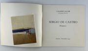 Réunion de 10 catalogues autour de Sergio de Castro. 1) S. de Castro, Natures mortes 1958-1965. Envoi autographe signé. Galerie des Ambassades / Galerie Calarte, 1988, np. 2) S. de Castro. Peintures de 1956 à 1966, Musée des Beaux-Arts de Caen, 22 nov. 1975 - 4 janvier 1976. 3) S. de Castro, Editions Universitaires Fribourg / Suisse 1966. Cat. d'exposition du 23 juillet au 25 sept. 1966, 69p. 4) S. de Castro - Oslo Kunstforening 1970. Cat. en norvégien.  5) S.de Castro, Les Ateliers 1958-1969, Galerie des Ambassades (avec carton d'invitation). 1989, 49p. 6) Galerie Jacob. Ceci regarde la peinture, texte de Guy Weelen. 4 octobre 1974. 14 reproductions NB. Amical envoi autographe signé à Jean-dominique Rey. Joint une carte posytale "Auf den Zykladen".7) S. de Castro. Werke des Jahres 1965-1975. Gemälde. Gouachen - Handzeichnungen. Ausstellung Kunsthalle Bremen, 25 Mai bis 29. Juli 1975. Envoi de l'artiste. 83p. Texte en all. 8) S. de Castro, Peintures, Galerie Jacob, Octobre-Novembre 1974. Envoi, très graphique, de S. de Castro. 9). 1er Festival d'Art Sacré Contemporain de Bayeux. S. de Castro, Sujets Religieux 1948-1978. Exposition du 6 juillet - 5 septembre 1988. 10) S. de Castro, Années 1987 à 1997. Elf Atochel, Paris La Défense, 1997, 35p. Avec carton d'invitation.  par Sergio de Castro.  - Image 9