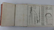 Praktische Geometrie auf dem Papier und Felde. In zwei Abteilungen. Die Erste enthält, wie Linien, Winkel und Figuren zu zeichnen, zu Theilen, und was noch sonsten bei der Praxis auf dem Papier nötigt. Die andere lehret allerleien Flächen, mit den gebräuchlichen Feldmessinstrumenten, in Grund zu legen. Mit XIII Kupfertafeln. par VOCHS Lukas (Ingenieurs und Architekts, auch der kaiserlichen Akademie feiner Künste und Wissenchaften Ehrenmigliedes) - Image 5