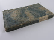 Nouvelle cuisinière bourgeoise ou Manuel complet du cuisinier et de la cuisinière, contenant des recettes pour faire une bonne et saine cuisine à peu de frais; la manière de faire de la pâtisserie et les confitures, les liqueurs, la composition des vinaigres et toutes espèces de boissons. Nouvelle édition. Augmentée 1° d'un traité sur la Cave à Vin; les soins qu'on doit y apporter; 2° d'un traité sur les Melons, manière de connaitre s'ils sont bons; 3° d'un traité sur les Champignons, moyens pour distinguer les bons d'avec les mauvais, remèdes à apporter aux personnes qui ont mangé ces derniers.  par M. Lombez - Image 2