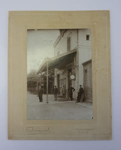 Photographie ancienne d'un groupe de cheminots en gare de Cesson (près Melun). 