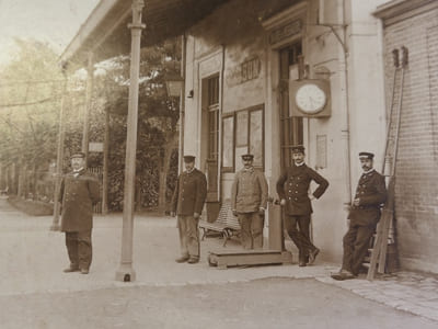 Photographie ancienne d'un groupe de cheminots en gare de Cesson (près Melun). 