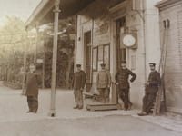 Photographie ancienne d'un groupe de cheminots en gare de Cesson (près Melun).