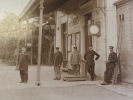Photographie ancienne d'un groupe de cheminots en gare de Cesson (près Melun). . 