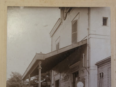 Photographie ancienne d'un groupe de cheminots en gare de Cesson (près Melun). 