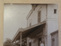 Photographie ancienne d'un groupe de cheminots en gare de Cesson (près Melun).