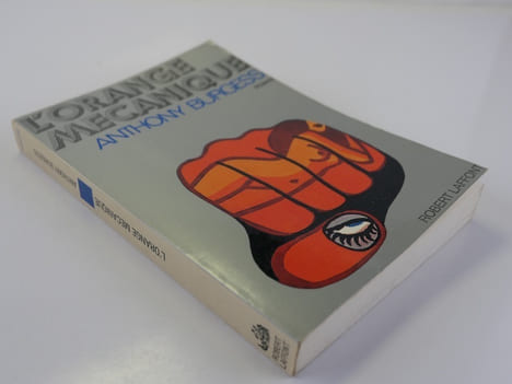 L'orange mécanique. Anthony Burgess. Traduit par Georges Belmnot et Hortense Chabrier.