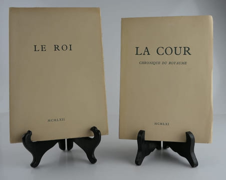 CHARLES DE GAULLE. Réunion de deux ouvrages en tirage de tête. 1/ La Cour : Chronique Du Royaume. 2/ Le Roi : Chronique De La Cour. Illustrations de ...
