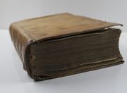 Commentaire sur les coustumes de la prevosté et Vicomte de Paris. Divisé en trois Livres, et traduict en nostre vulgaire sur la dernière impression de l'an 1603. Avec le Texte desdistes Coustumes, & une Table alphabetique des choses plus remarquables y contenuës.  par Composé en latin par Rene Choppin I.C. Angeuin, ancien & celebre Aduocat de la Cour de Parlement.  - Image 2