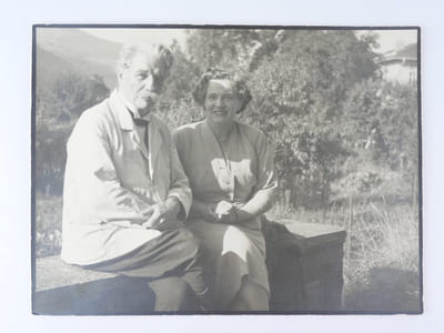 Photographie originale du Dr Albert SCHWEITZER (1875-1965) en Alsace (femme non identifiée). 