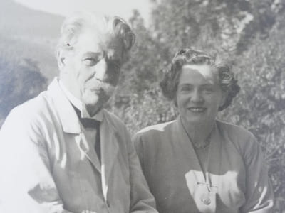 Photographie originale du Dr Albert SCHWEITZER (1875-1965) en Alsace (femme non identifiée). 