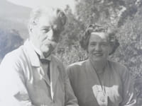 Photographie originale du Dr Albert SCHWEITZER (1875-1965) en Alsace (femme non identifiée).