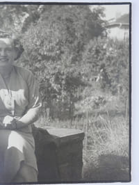 Photographie originale du Dr Albert SCHWEITZER (1875-1965) en Alsace (femme non identifiée).