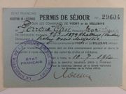 GOUVERNEMENT DE VICHY. Permis de séjour délivré par le Ministère de l'Intérieur pour les communes de Vichy et de Bellerive délivrée à Mme Perreux née Gasc demeurant à Vichy à l'Hôtel Majestic. Délivré à Vichy le 10 juillet 1940. Tampon du directeur de la Police d'Etat de Vichy. JOINT deux enveloppes à l'en tête de l'Assemblée Nationale avec timbre à date (10 juillet 1940) pour l'Assemblée Nationale siégant à Vichy.  par PETAIN. GOUVERNEMENT DE VICHY - Image 2