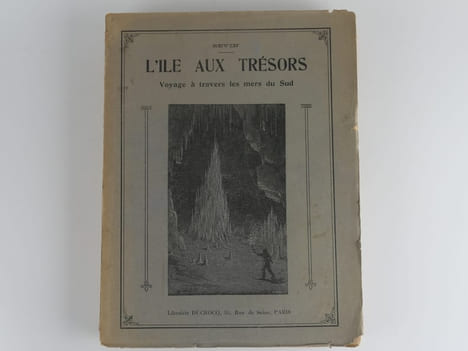 L'Ile aux trésors. Voyage à travers les mers du Sud. Orné de 130 illustrations. . Sevin