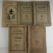 REUNION DE 5 ALBUMS PUBLIÉS ENTRE 1848 ET 1849 TOTALISANT 238 LITHOGRAPHIES: Album Pittoresque composé de 38 Jolies Caricatures : Le carnaval à Paris / Les étudiants de Paris Paris le matin  /  Album Grostesque et Pittoresque contenant 40 Belles Caricatures de la série Les Gens de Paris n°1 : Ceintures dorées/Populaire/Présenteurs et présentés/Les petits mordent/Hommes et femmes de plume/L'argent -n°2 : Bourgeois/ Artistes/ Politiqueurs/En carnaval/ Revenus d'ailleurs/Philosophes/Silence du cabinet n°3 : Boudoirs et Mansardes/ Chaînes des dames/ Présenteurs et présentés/ Les petits mordent/ Hommes et femmes de plumes/ Ambassades étrangères et députations des provinces/ Loyal et vautour/ Parisiens de Paris/Masques et visages/ Aux champs/ Cabarets/ Petits commerces - JOINT L' album Oeuvres Choisies de Gavarni , revues, corrigées et nouvellement classés par l'Auteur réunissant 80 planches contenant La Vie de Jeune Homme & Les Débardeurs (1848). Avec des notices en tête de chaque série par M. P.-J. Stahl. par Paul GAVARNI (1804-1866) - Image 1