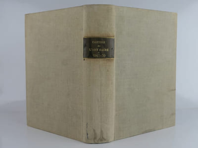 Cahiers de l'Art Sacré. 26 numéros simples et doubles reliés en un volume par ordre chronologique et par thème. 1945 : N°3 Oeuvres Nouvelles et Artistes Nouveaux (1939-1945) (3e trim.)1946 : N°7 Tendances actuelles de l'Art Chrétien (août-sept.) / N°8 Points de vue actuels sur l'Art ancien (oct.) / N°9 L'éducation artistique du Clergé (nov.)1945 : N°1 Reconstruire les Eglises I. L'esprit et les prinicipes - L'Eglise dans la Cité (3e trim.).1946 : N°4 Reconstruire les Eglises II. Le Plan de l'Eglise et du Centre Paroissial (1er trim.) / N°10 Reconstruire les Eglises III. Formes de l'Architecture religieuse moderne (déc.) / N°5 L'éclairage des églises (2e trim.).1947 : N°1-2, Reconstruire les Eglises IV. L'exemple de la Suisse alémanique.(janv.-fév.) / N°3 Le zèle de la Maison de Dieu, (mars) / N°4-5 Recherche du Sacré (avril-mai). N°8-9 L'Eglise, Maison du Peuple de Dieu (août-sept.). / N°10 L'éducation artistique du Clergé et des Fidèles. Explication de la décadence, (oct.).1948 : N°1-2 Leçons actuelles des Arts anciens (janvier-fév.) / N°3-4 Bilan de l'époque 1920-1940 (mars-avril) / N°5-6 A la Recherche de la Tradition (mai-juin) 1949 : N°1-2 Reconstruire les Eglises V. La décoration des églises (sept.-oct.) / N°3-4 Cimetières et tombeaux (nov.-déc.)1950 : N°1-2 Assy, (sept.-oct.) / N°3-4 Allemagne 1950 (nov.-déc.) / N°5-6, Devant l'art profane (janv.-fév.) / N°7-8 Pour la beauté de la Maison de Dieu (mars-avril) / N°9-10 Le Prêtre et la création artistique (mai-juin) / N°11-12 Au régime de la pauvreté (juillet-août)1951 : N°5-6 L'art sacré et son public (janv.-fév.) / N°7-8 Le douloureux problème des arts missionnaires (mars-avril). Photos H. Cartier-Bresson.