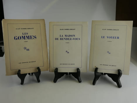 Réunion de 3 ouvrages : Les Gommes (1961-264p.) La Maison de Rendez-Vous (1965, 215p.), Le Voyeur 1978, 255p.). Alain ROBBE-GRILLET