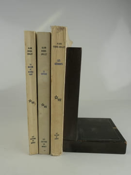 Réunion de 3 ouvrages : Les Gommes (1961-264p.) La Maison de Rendez-Vous (1965, 215p.), Le Voyeur 1978, 255p.). Alain ROBBE-GRILLET