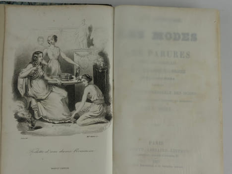 Hygiène vestimentaire. Les modes et les parures chez les français depuis l'établissment de la monarchie jsqu'à nos jours, précédé d'un curieux ...