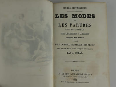 Hygiène vestimentaire. Les modes et les parures chez les français depuis l'établissment de la monarchie jsqu'à nos jours, précédé d'un curieux parallèle des modes chez les anciennes dames grecques et romaines. 