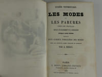 Hygiène vestimentaire. Les modes et les parures chez les français depuis l'établissment de la monarchie jsqu'à nos jours, précédé d'un curieux parallèle des modes chez les anciennes dames grecques et romaines.