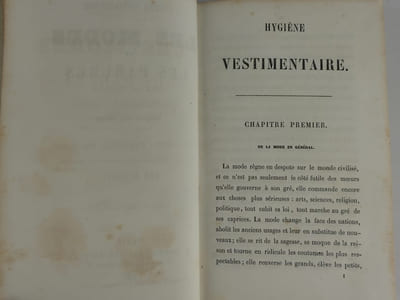 Hygiène vestimentaire. Les modes et les parures chez les français depuis l'établissment de la monarchie jsqu'à nos jours, précédé d'un curieux parallèle des modes chez les anciennes dames grecques et romaines. 