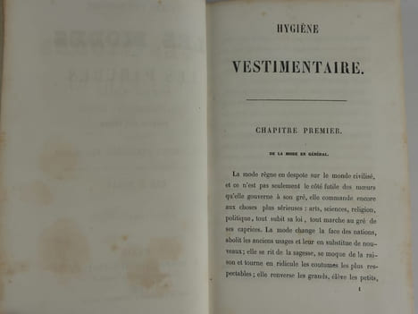 Hygiène vestimentaire. Les modes et les parures chez les français depuis l'établissment de la monarchie jsqu'à nos jours, précédé d'un curieux ...